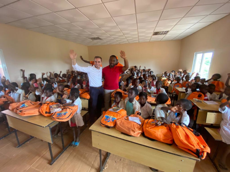 Tecnovia Angola entrega kits escolares em escolas do Município de Calandula - Malanje