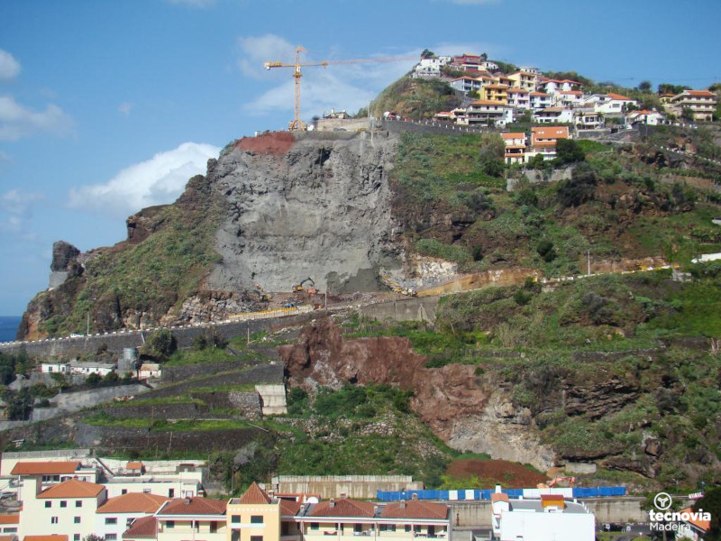 Tecnovia Madeira inicia a empreitada de reconstrução da plataforma da estrada ER222 na Ribeira Brava- Região Autónoma da Madeira