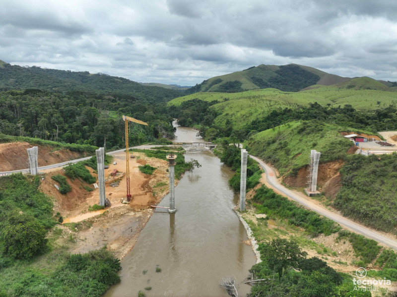 Erguemos o último pilar da nova Ponte Sobre o Rio M’Pozo
